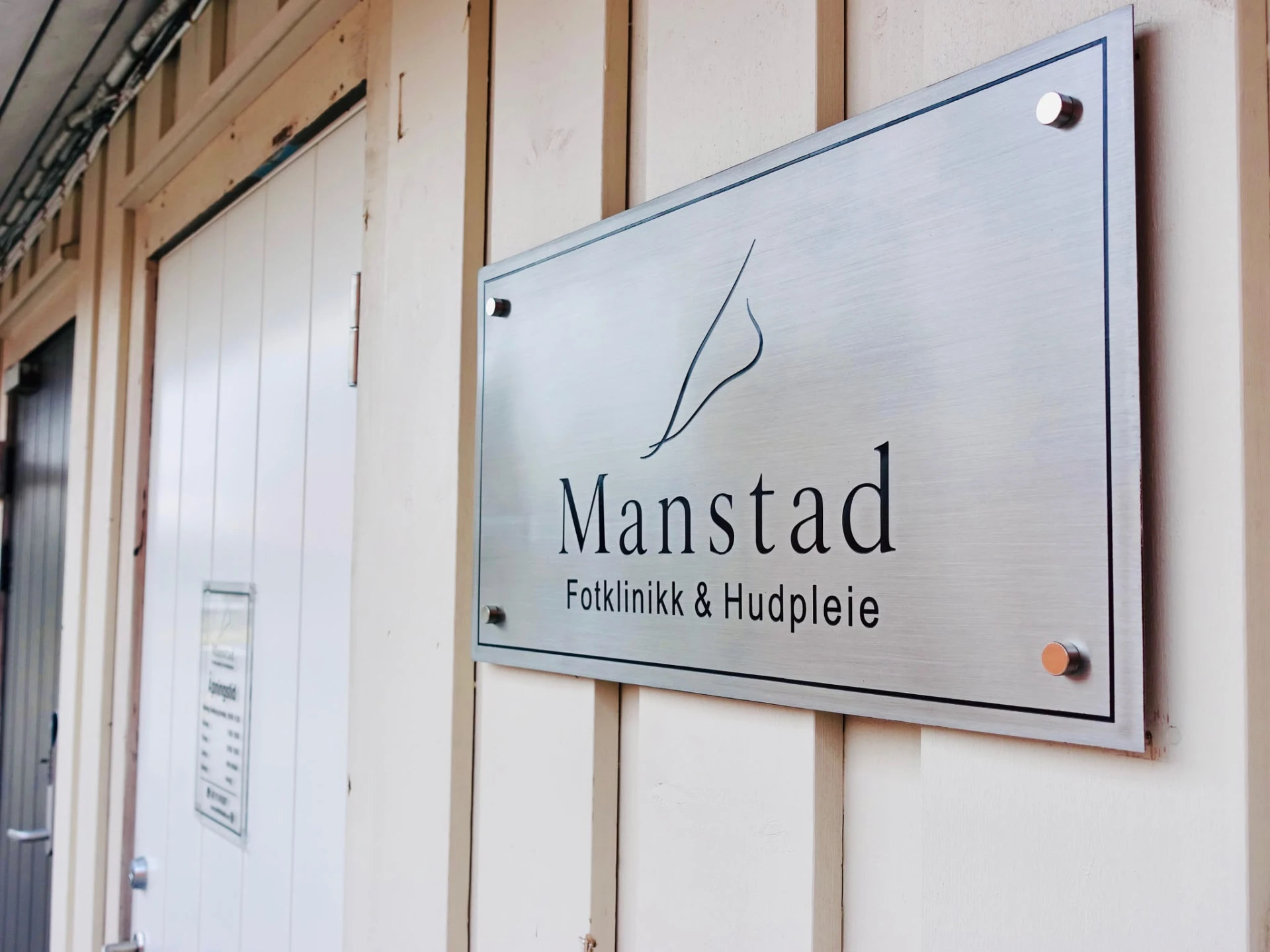 Skiltet til Manstad Fotklinikk & Hudpleie ved inngangen
